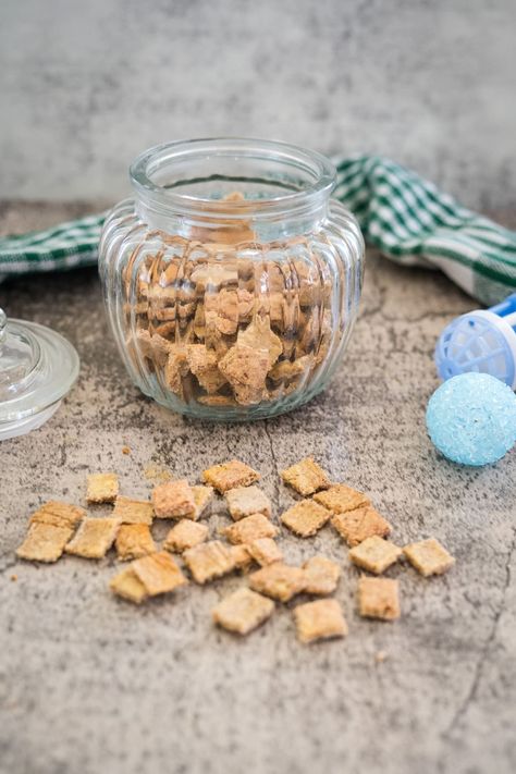 Homemade Chicken Cat Treats - Pawsome Recipes Dog Treats Homemade Chicken, Homemade Kitty Treats Easy Diy, Healthy Cat Treat Recipes, Homemade Dog Treats With Chicken, Chicken Cat Treats Homemade, Diy Cat Treats Recipes, Chicken Dog Treats Recipes, Homemade Cat Treats Recipes, Diy Cat Treats