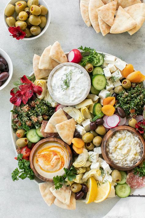 This Easy Greek Mezze Platter is perfect for an evening with friends! No cooking required as it's all about artfully preparing a platter with easy ingredients! - Sugar and Charm Chopped Veggie Salad, Roasted Potato Salads, Curried Cauliflower, Hummus Bowl, Beet Hummus, Christmas Recipes Appetizers, Decorações Com Comidas, Cauliflower Curry, Veggie Salad