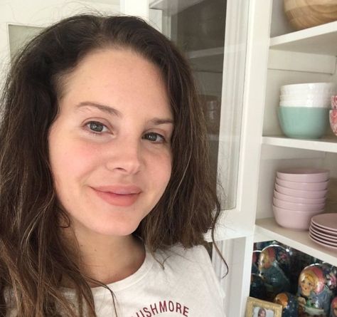 With a decade worth of work, Lana Del Rey doesn't appear to have aged a single bit and it certainly shows when she decides to go makeup-free. Lana Without Makeup, Lana Del Rey Without Makeup, Lana Del Rey No Makeup, Cardi B Without Makeup, Lana Del Rey Looks, 60s Inspired Fashion, Celebrities Makeup, May Jailer, Lana Del Rey Lizzy Grant