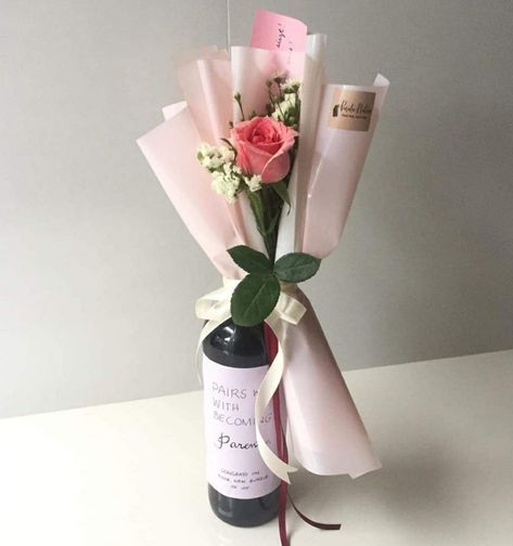 Wine And Flowers Gift, Wine Bouquet Gift, Wrapped Wine Bottles, Flower Boquet, Diy Bouquet Wrap, Graduation Party Planning, Creative Gift Wraps, Flower Bottle, Diy Wrap