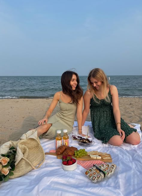 Cute Beach Picnic Date, Picnic At The Beach Photoshoot, Bestie Date Outfit, Beach Picnic Date Aesthetic, Friends Beach Picnic, Summer Picnic Beach, Picnic On A Beach, Beach Picnic Pictures Poses, Birthday Beach Pictures Aesthetic