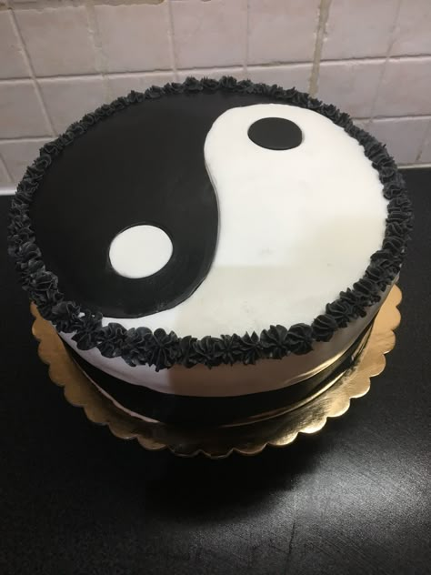 Yin Yang cake Yin Yang Cake, Yin Yang Aesthetic, Pinterest Cake, Ying Yang, Yin Yang, Themed Cakes, Cake Decorating, Birthday Cake, Cake