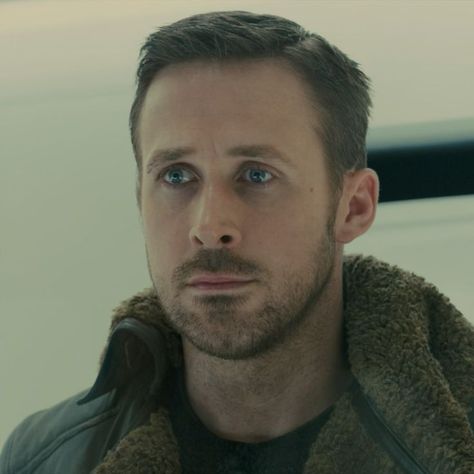 Ryan Gosling as Officer K in Blade Runner 2049 #Movie #crying Ryan Gosling Blade Runner, Officer K, Haircuts For Balding Men, Райан Гослинг, Blade Runner 2049, Sci Fi Films, Rafa Nadal, Bald Men, As Roma