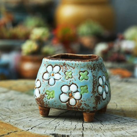 Painted Patterns, Ceramic Flower Pot, Pottery Pots, Cerámica Ideas, Pottery Handbuilding, Garden Pottery, Hand Built Pottery, Ceramic Flower Pots, Fresh Color