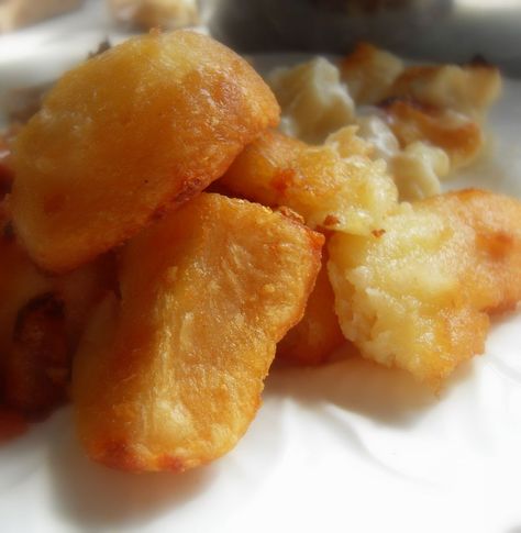 Chunky Potatoes, English Food Recipes, Brunch Beverages, British Food Traditional, Devonshire Cream, Sides Potatoes, Best Roast Potatoes, Classic Roast, Food Potatoes