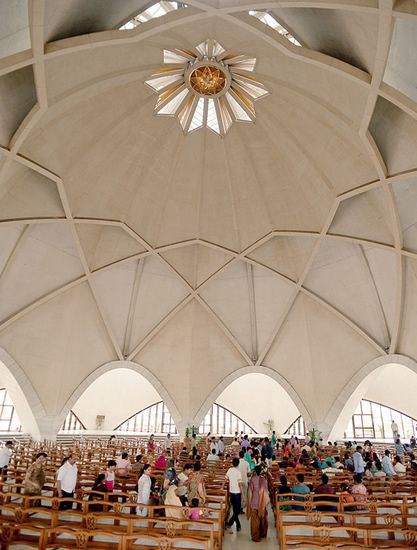 Lotus Temple - Bahá'í House of Worship | Photo by: Honza Strnad - Flickr Sacral Architecture, Lotus Temple, Indian Travel, Mosque Design, Amazing India, Sacred Architecture, Architecture Landmark, Religious Architecture, Indian Architecture