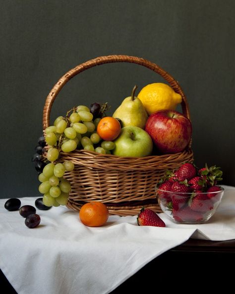 Fruit Basket Drawing, Still Life Pictures, Fruit Basket Gift, Basket Drawing, Fruit Picture, Still Life Fruit, Fruit Photography, Still Life Photos, Fruit Painting