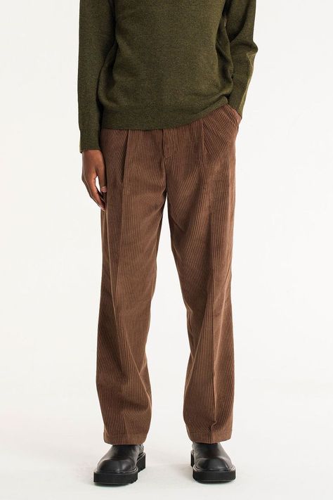 Retro Outfits Men, Velvet Pants Outfit, Wide Pants Outfit, Brown Linen Pants, Brown Pants Outfit, Corduroy Pants Outfit, Style Wide Leg Pants, Pants Outfit Men, Cord Trousers