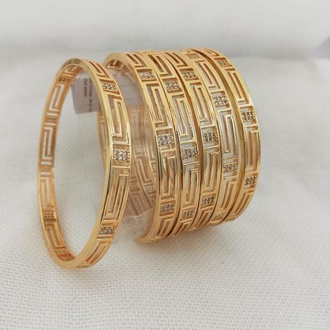 Gold Bangles Design Modern Dubai, Latest Bangles Design Gold 2024, Single Gold Bangle Designs, Diamond Kangan, Single Bangle Designs Gold, Gold Bangles Design Daily Wear Latest, Latest Gold Bangles, Stylish Bangles, Dubai Gold Bangles