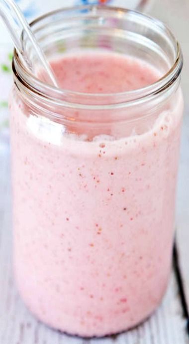 strawberries and cream smoothie Strawberries And Cream Smoothie, Averie Cooks, Creamy Smoothies, Strawberry Milkshake, Strawberry Smoothie, Diet Vegetarian, Healthy Ideas, Smoothie Shakes, Eat Clean