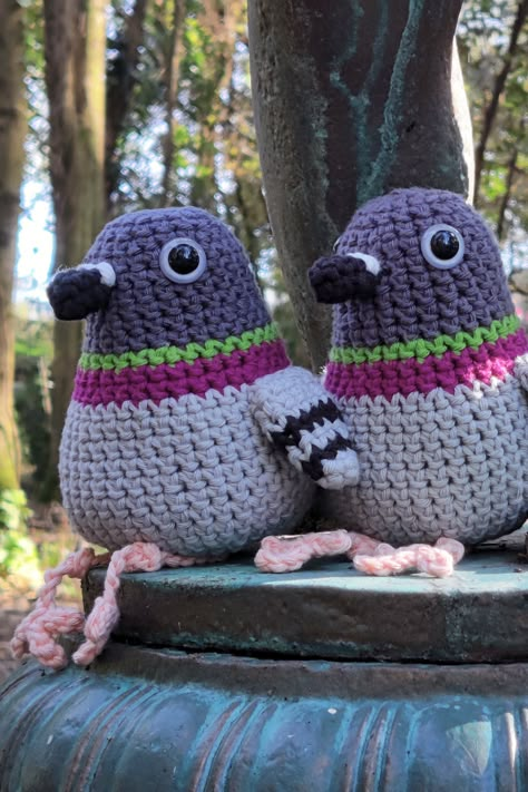 two crochet pigeons plushies sitting on a bronze statue Crochet Flat Amigurumi Free Patterns, Pigeon Amigurumi Free Pattern, Pigeon Crochet Pattern, Crochet Pigeon Pattern Free, Pigeon Amigurumi, Bird Crochet Pattern Free, Crochet Pigeon, Toy Business, Small Amigurumi