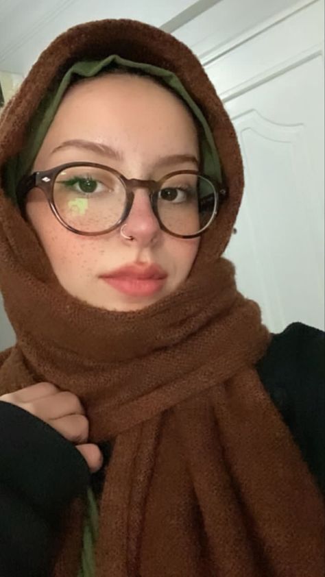 Hijabi With Glasses, Hijab Glasses, Dreamy Clothes, Glasses Inspo, Makeup Order, Oval Glasses, Fits Inspo, Hijab Style, Old Money