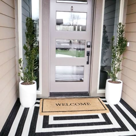 Front Entryway Decor Exterior, Door Entrance Decor Outside, Ideas For Entrance Of House, Townhouse Front Door Decor, Entry Door Decor Outside, Modern Porch Decorating Ideas, Narrow Front Door Decor, Door Entrance Decor Entryway, Townhouse Front Porch Ideas