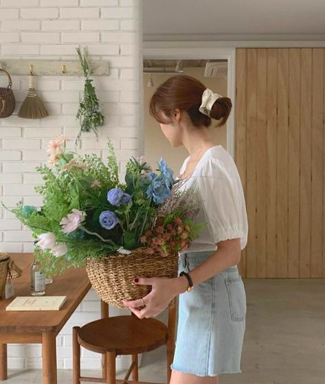 Bree Prescott, 사진 촬영 포즈, Korean Aesthetic, Poses For Photos, Beige Aesthetic, Light Academia, Plant Mom, Nature Aesthetic, Aesthetic Vintage