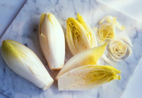 Endive refers to various leafy plants related to chicory, including frisée, escarole and Belgian endive. Embrace the bitter flavor and unique texture. Salad Coleslaw, Lectin Free Diet, Belgian Endive, Low Oxalate, Cold Weather Food, Head Of Lettuce, Starchy Foods, Winter Vegetables, Heirloom Vegetables