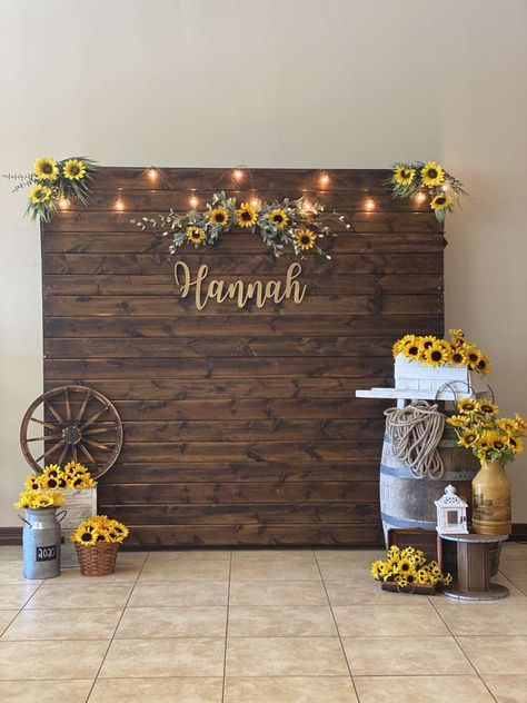 Graduation Display, End Of School Party Ideas, Sunflower Birthday Parties, End Of School Party, School Party Ideas, Birthday Decoration Ideas, High School Graduation Party Decorations, Outdoor Graduation Parties, Senior Graduation Party