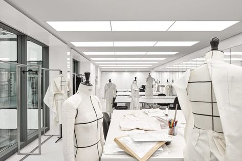 Dior Atelier - Corporate Workspace Lighting - Metis Lighting Fashion Designing Aesthetic, Workspace Lighting, Designing Aesthetic, Sewing Atelier, Atelier Interior, Fashion Design Studio, Parisian Studio, Dior Atelier, Workspace Studio