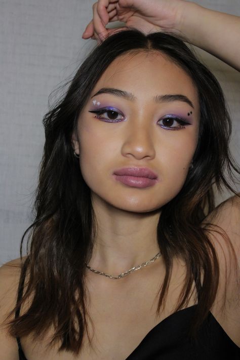 Makeup Looks Lavender, Eyeliner For Asian Eyes, Makeup Ideas Purple, Eras Tour Makeup Ideas, Bejeweled Makeup, Purple Makeup Ideas, Lavender Eyeshadow, Eras Tour Makeup, Violet Eyeshadow