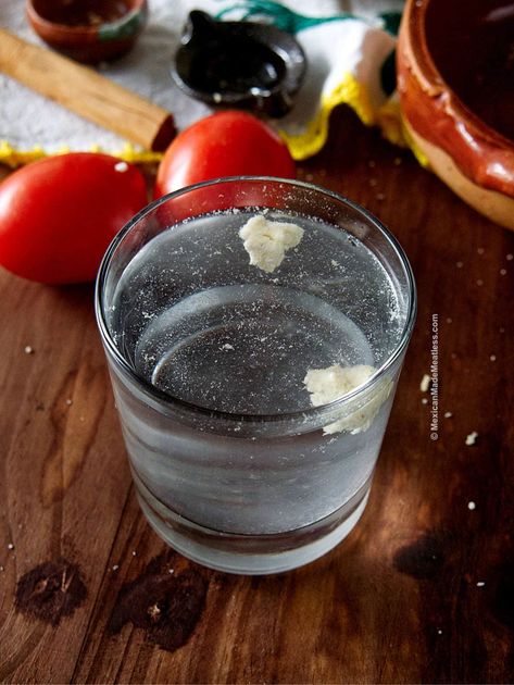 A glass full of water with a bit of tamales masa floating in it. It's how to tell if tamales masa is ready for cooking. Tamale Dough Recipe, Tamale Masa Recipe, Tamale Masa, Tamale Recipes, Lard Recipe, Vegetarian Tamales, Tamale Filling, Masa Recipes, Masa For Tamales