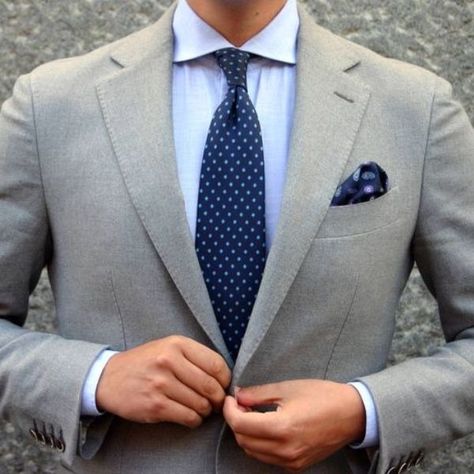 How to Style Your Grey Suit With Light Blue Shirt Shirt With Grey Suit, Grey Suit Blue Tie, Blue Shirt Combination, Grey Suit White Shirt, Navy Blue Accessories, Navy Blue Dress Shirt, Dark Gray Suit, Light Blue Suit, Light Blue Dress Shirt