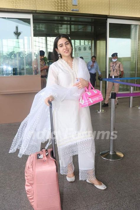 Stylish Kurtis Design, Latina Outfits, Celebrity Casual Outfits, Stitching Dresses, Airport Look, Pakistani Fancy Dresses, Sara Ali Khan, Ethnic Looks, Designer Dresses Casual