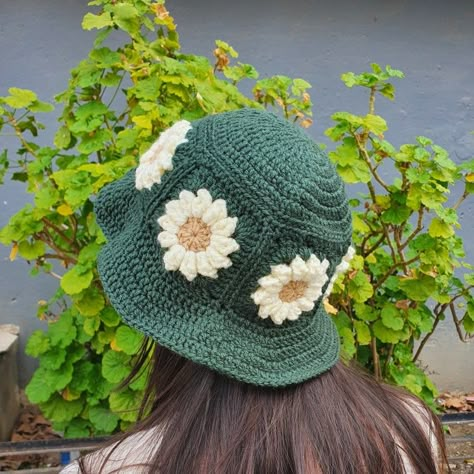 green crochet daisy bucket hat made with granny squares Daisy Bucket Hat Crochet Pattern, Daisy Hat Crochet, Daisy Crochet Bucket Hat, Daisy Granny Square Bucket Hat, Daisy Crochet Hat, Green Beanie Crochet, Granny Hat Crochet, Cool Crochet Hat Ideas, Bucket Hat Crochet Granny Square