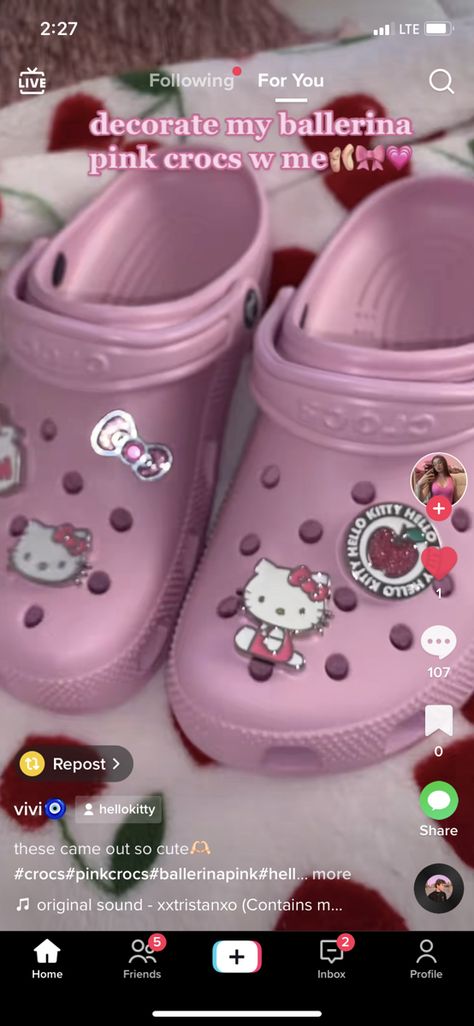 Crocs Preppy, Light Pink Crocs, Tan Hello Kitty, Hello Kitty Crocs, Crocs Ideas, Crocs Outfit, Pink Crocs, Shoes Crocs, 2023 Pink