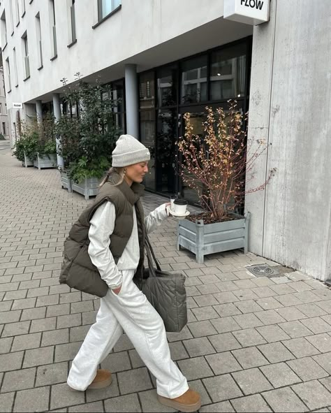 Casual Dinner Outfit Summer, Amsterdam Outfit, Ladies Waistcoat, Dinner Outfit Fall, Uggs Outfits, Outfit With Uggs, Waistcoat Fashion, Autumn Woman, Cute Thanksgiving Outfits