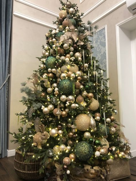 Green Christmas Decorations, Green Christmas Tree Decorations, Woodland Christmas Decor, Christmas Tree Inspo, Gold Christmas Tree Decorations, Christmas Tree Decorating Themes, Elegant Christmas Trees, Creative Christmas Trees, Christmas Themes Decorations