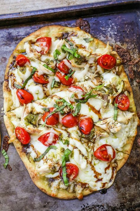 What To Make With Naan Bread, Healthy One Person Dinner, Recipes With Naan Bread Dinners, Naan Bread Dinner Ideas, Naan Bread Appetizer Ideas, Recipes Using Naan Bread, Chicken Flatbread Recipes Healthy, Naan Pizza Recipes Chicken, Caprese Flatbread Pizza