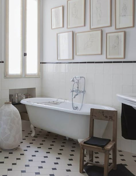 Parisian Bathroom, Paris Bathroom, Boho Apartment, French Bathroom, Big Baths, Black White Bathrooms, White Bathroom Designs, Bad Inspiration, Classic Bathroom