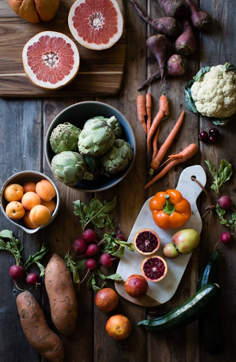 Produce Feast. What fruit and veg are you shopping for at the Farmer's Market this weekend? #foodphotography Fresh Produce Photography, Vegetable Table, Eating Seasonally, Gluten Free Pesto, Bojon Gourmet, Vegetables Photography, Vegetable Shop, Nature Food, Green Pesto