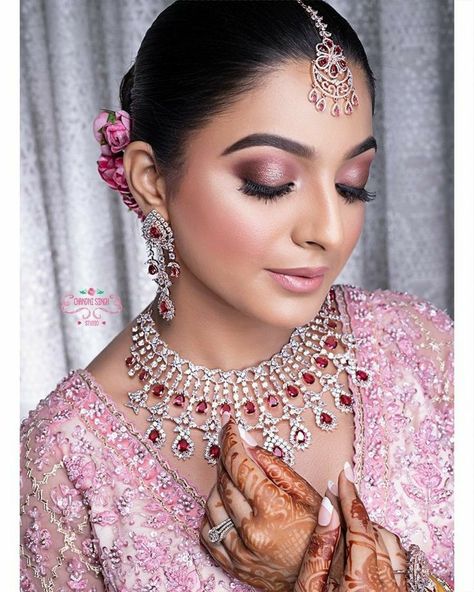 Light Pink Bridal Makeup Indian, Pink Lehenga Eye Makeup, Eye Makeup With Pink Lehenga, Reception Eye Makeup Indian, Eye Makeup On Pink Lehenga, Eye Makeup For Pink Lehenga, Haldi Makeup Look For Bridesmaid, Makeup For Pink Lehenga, Pink Lehenga Bridal Makeup