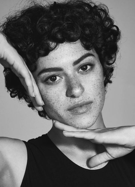 Alia Shawkat, Blurred Vision, Beautiful Freckles, Faux Locs Hairstyles, Pictures Of People, Girl Short Hair, Locs Hairstyles, Aesthetic Hair, Messy Hairstyles