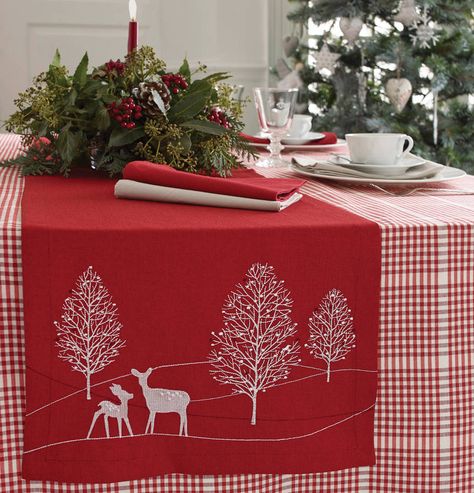 Red Linen Reindeer Table Runner Xmas Table Runners, Christmas Table Runner Pattern, Bordados Tambour, Embroidery Painting, Christmas Tree On Table, Christmas Table Linen, Cabin Christmas, Winter Table, Christmas Linen