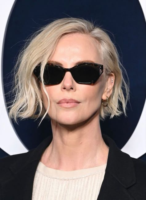 Charlize Theron Short Hair, Blonde Celebrity, Celebrity Bobs, Blonde Balayage Bob, Bob Ideas, Platinum Blonde Bobs, Kort Bob, Blonde Celebrities, Chin Length Hair