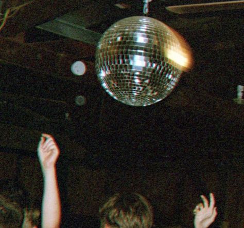 discoball mirrorball disposable film camera photo Disco Ball Profile Picture, Mirrorball Pfp Round, Mirror Ball Aesthetic, Disco Ball Astethic, Aesthetic Disco Ball Pictures, Disco Ball Asthetics, Mirrorball Aesthetic, Disco Ball Aesthetic, Disco Ball Reflection