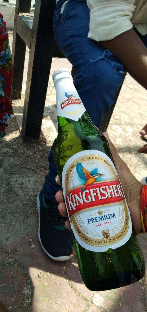 🔥🔥 Kingfisher Beer Snapchat Story, Beer Bottle Drawing, Beer Snap, Kingfisher Beer, Daaru Party Pic, Alcoholic Drinks Pictures, Beer Collection, Beer Photography