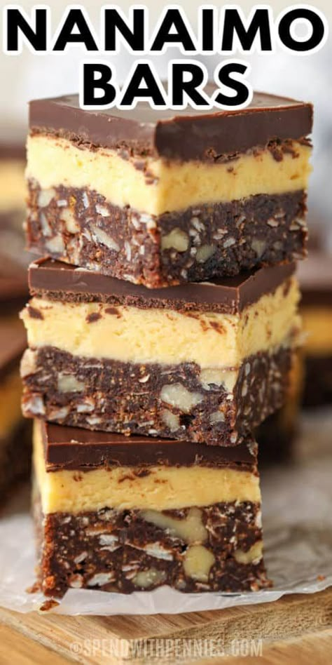 Canadian Dessert Recipes, Nanaimo Bars Recipe, Chocolate With Nuts, Nanaimo Bar Recipe, Canadian Dessert, Dessert Squares, Best Treats, Dessert Homemade, International Desserts