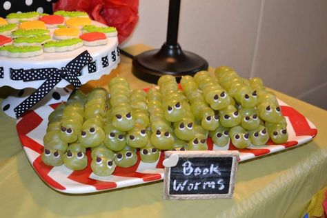 Caterpillars - grapes on skewers with chocolate chip eyes (use frosting to adhere) School Party Food, School Centerpieces, School Party Snacks, Back To School Party Ideas, Back To School Bash, Bts Party, School Party Ideas, Unicorn Party Food, Theme Snack