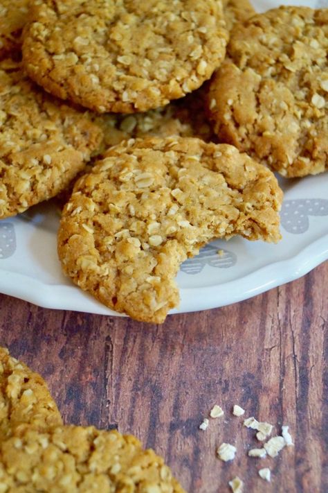 Easy Oat Biscuits (Homemade Hobnobs) – What Jessica Baked Next Homemade Hobnobs, Oat Biscuit Recipe, Biscuit Recipes Uk, Biscoff Chocolate, Oat Biscuits, Biscuits Homemade, Vegan Shortbread, Jammy Dodgers, Dairy Free Baking