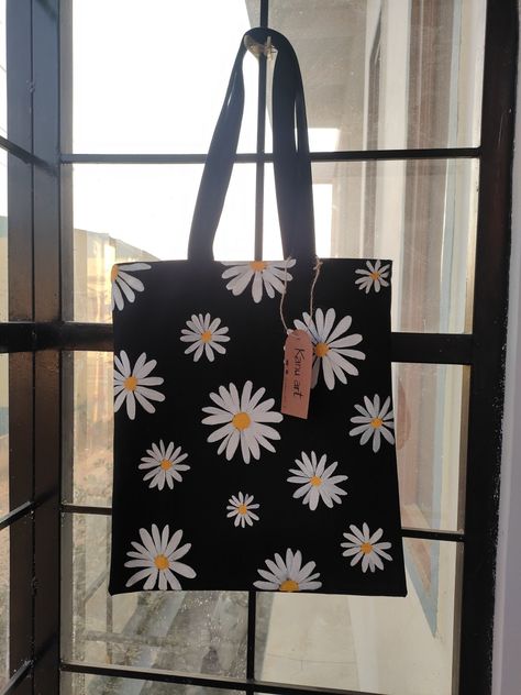 Tote bag design. Daisy flower painting . Fabric painting Black Canvas Bag Painting Ideas, Fabric Painting On Black Cloth, Black Tote Bag Painting Ideas, Black Tote Bag Design Ideas, Drawing On Tote Bag, Tote Bag Flower Design, Tote Bags Painting, Tote Bag Design Diy Paint, Daisy Flower Painting