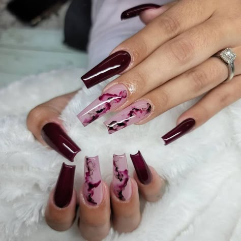 Burgundy Ombré Nails, Burgundy And Pink Nails, Mahogany Nails, Burgundy Nails Acrylic Design, Maroon Nails Design, Bougie Nails, Maroon Nail Designs, Burgundy Acrylic Nails, Burgundy Nail Designs