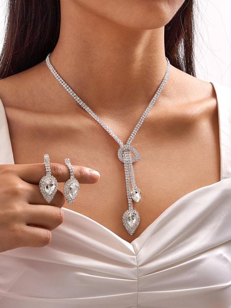 Essential Jewelry, Bridal Diamond Necklace, Jewellery Photography Inspiration, Jewellery Unique, Women's Jewelry Sets, Rhinestone Decor, Jewelry Essentials, Jewelry Model, Brand Jewelry