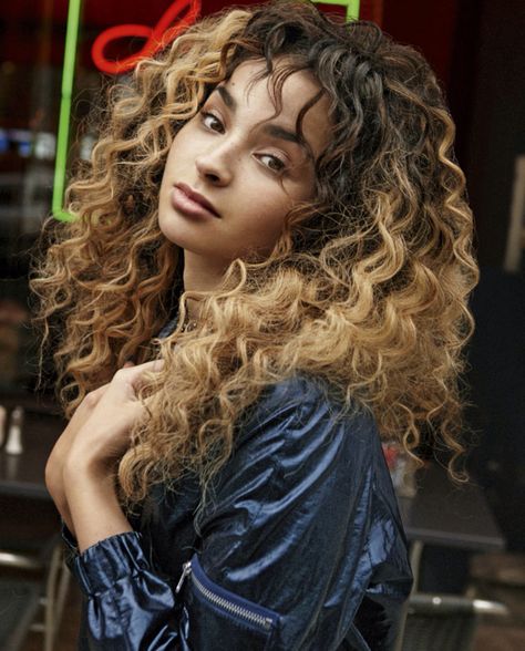 Ella Eyre Ella Eyre Hair, Hombre Hair, Marauders Fancasts, Ella Eyre, Cute Braided Hairstyles, Curly Hair Styles Easy, Beautiful Curly Hair, Curly Hair Inspiration, Love Your Hair