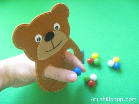 Felt Bear finger puppet 3 Bear Finger Puppet, Baby Bear Birthday Party, Felt Bear, Animal Hand Puppets, Teddy Bear Day, Felt Puppets, Puppets Diy, Felt Finger Puppets, Bear Birthday Party