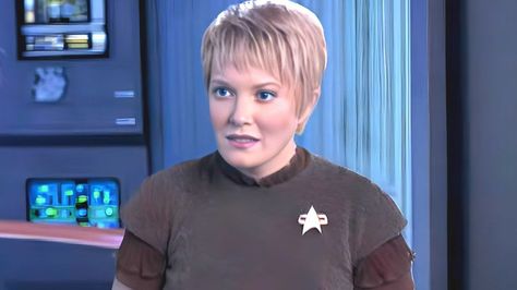 Jennifer Lien played the fascinating Kes on "Star Trek Voyager," but due to extremely sad circumstances, she was written out of the show. Klingon Women, Stark Trek, Captain Janeway, Start Trek, Star Trek Uniforms, Star Trek 1966, Star Trek Cast, Star Trek Captains, Kate Mulgrew