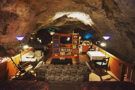 All across the world, there are locations that claim to have the coolest place to spend a night. But did you know that the coolest place to stay the night can actually be found right here in Arizona? The Grand Canyon Caverns Cave Motel Room. Grand Canyon Caverns, Arizona Activities, Route 66 Arizona, Motel Room, Underground Caves, The Grand Canyon, Group Tours, Stay The Night, Dream Board