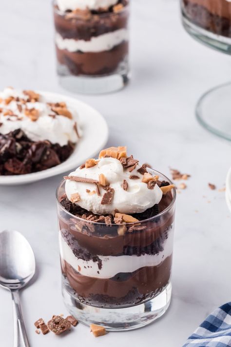 Chocolate Layered Dessert Cool Whip, Cake Trifle Cups, Trifle Desserts Individual, Mini Chocolate Trifle Cups, Layered Dessert Recipes In A Cup, Chocolate Triffle Desserts Simple, Pudding Desserts Layered Cups, Chocolate Trifle Cups, S’mores Trifle