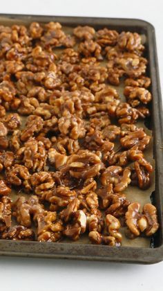 Candied Walnut Recipe, Caramelized Walnuts, Walnuts Recipe, Walnut Recipes, Candy Recipes Homemade, Christmas Candy Recipes, Snack Mix Recipes, Nut Recipes, Pecan Recipes